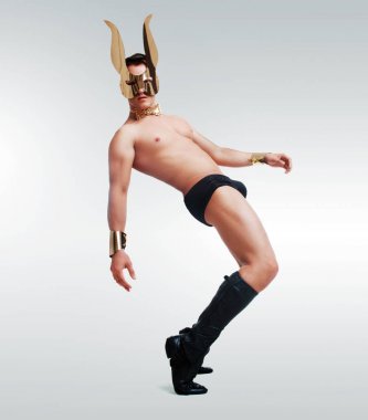 Tavşan Kulağı giyen striptiz dansçısı 