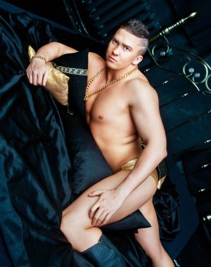 iç çamaşırı giyiyor çekici kas striptiz dansçısı  