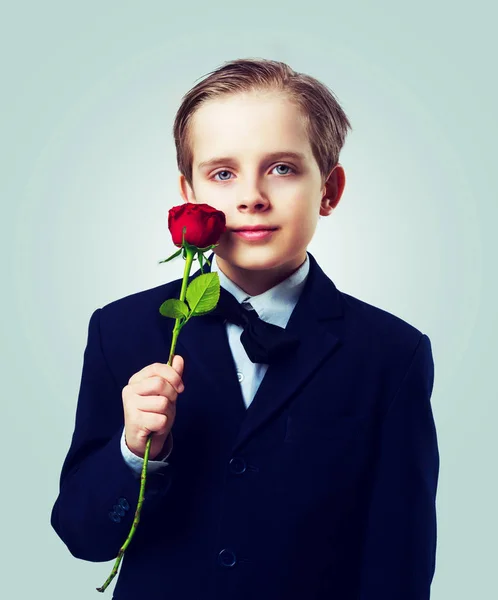 Lindo chico con una rosa — Foto de Stock