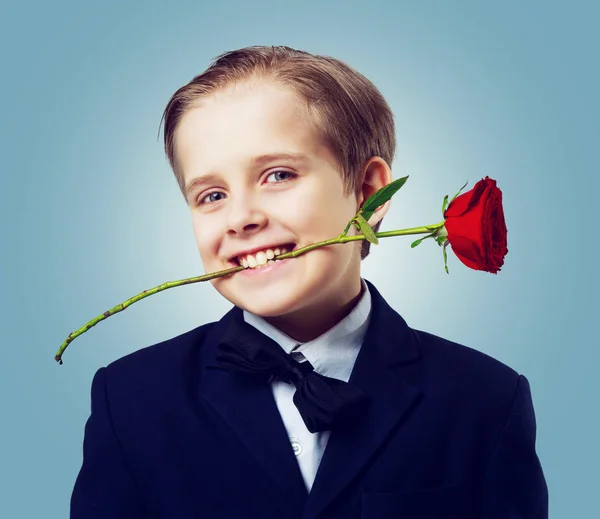 Menino com uma rosa nos dentes — Fotografia de Stock