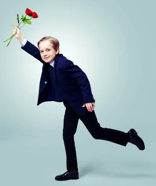 Ładny chłopak z różami — Zdjęcie stockowe