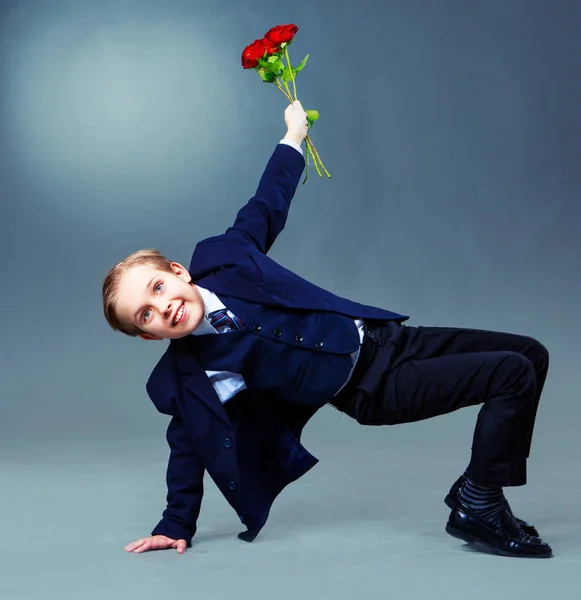 Menino bonito com rosas — Fotografia de Stock