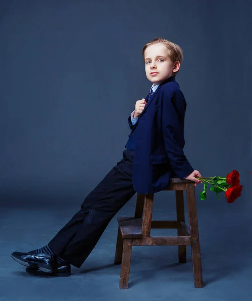 Ładny chłopak z różami — Zdjęcie stockowe