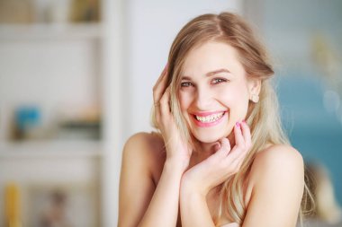 güzel sarışın kadın gülüyor