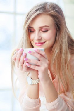 evde kadınla bir fincan