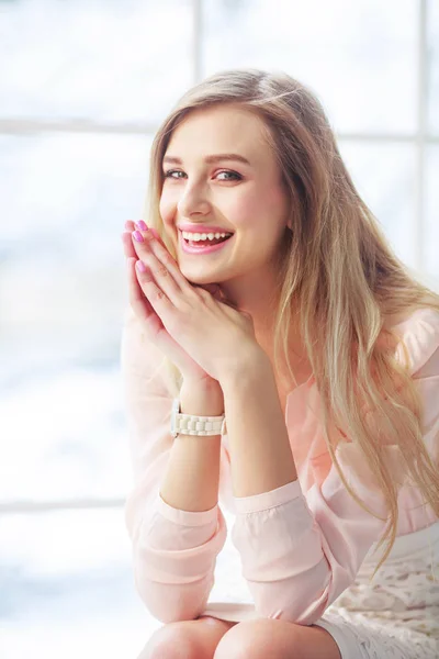 Gelukkige vrouw thuis — Stockfoto