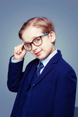 gözlük ve siyah bir takım elbise giyen hansome çocuk 