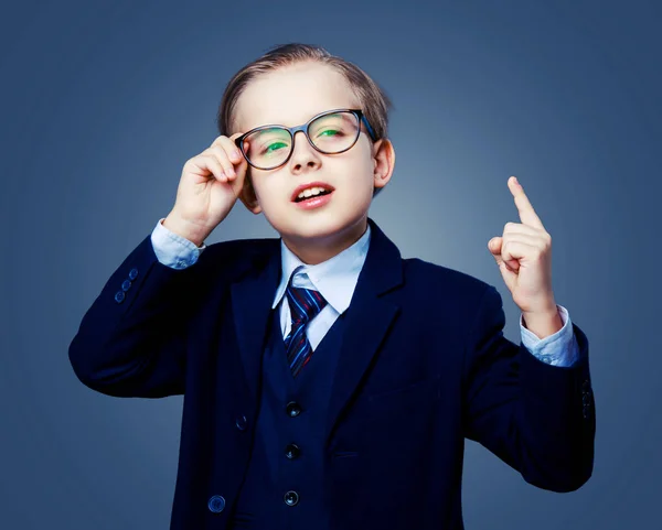 Gözlük ve siyah bir takım elbise giyen hansome çocuk — Stok fotoğraf
