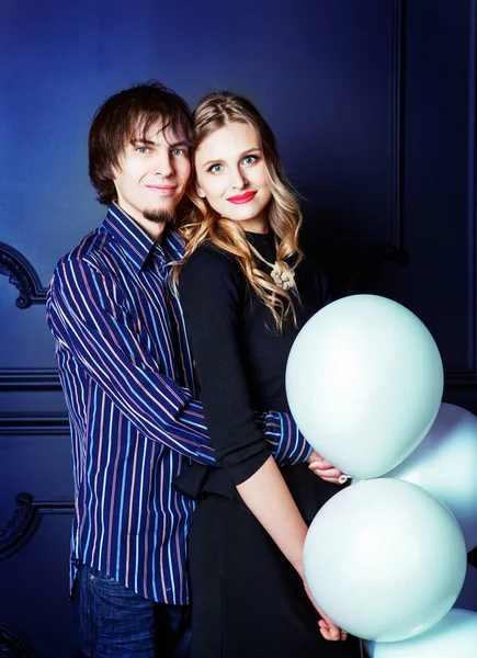 Feliz belo jovem casal com balões brancos — Fotografia de Stock
