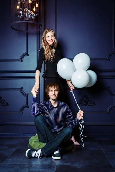 Heureux beau jeune couple avec des ballons blancs — Photo