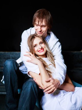 merdivenlerde mutlu güzel genç Çift  