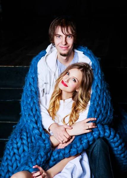 快乐美丽的年轻夫妇与毯子 — 图库照片