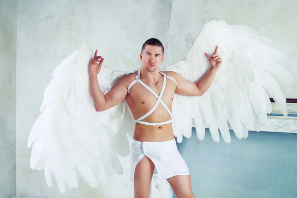 Modelo masculino con grandes alas de ángel blanco — Foto de Stock