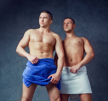  Erkekler onların kalça havlu ile  