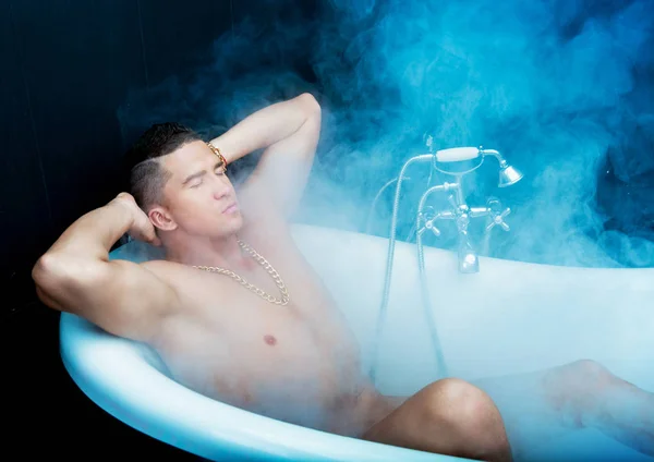 Mann badet — Stockfoto