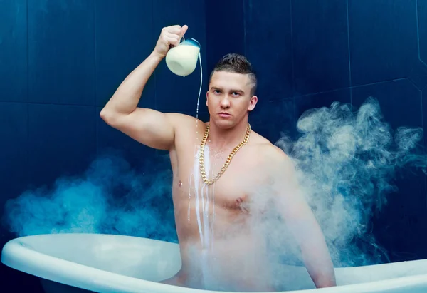 Uomo che fa il bagno con il latte — Foto Stock