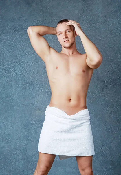 Człowiek z ręcznikiem na biodrach — Zdjęcie stockowe