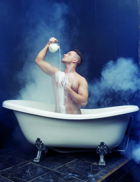 우유 목욕 하는 사람 — 스톡 사진