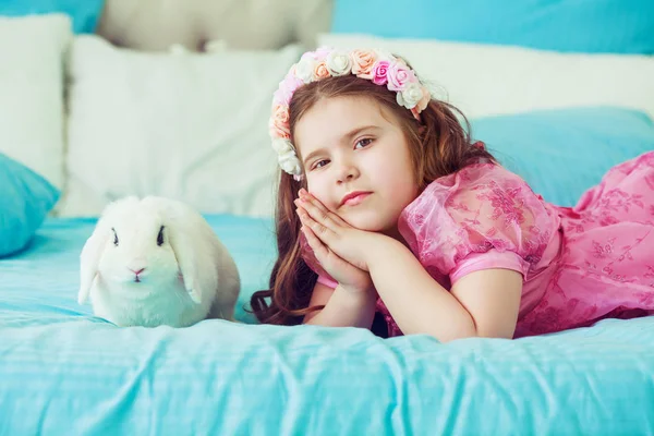 Bir tavşan ile mutlu küçük kız — Stok fotoğraf