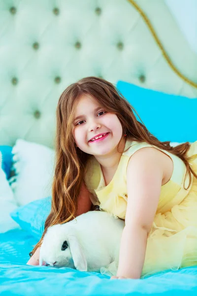 Boldog kis lány a nyúl — Stock Fotó