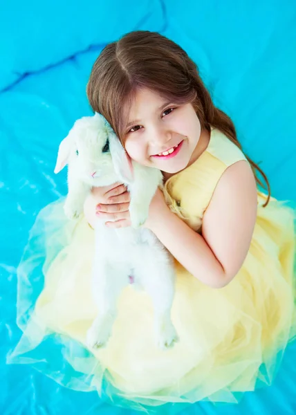 Niña feliz con un conejo — Foto de Stock