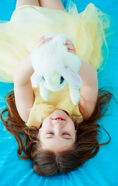 Boldog kis lány a nyúl — Stock Fotó
