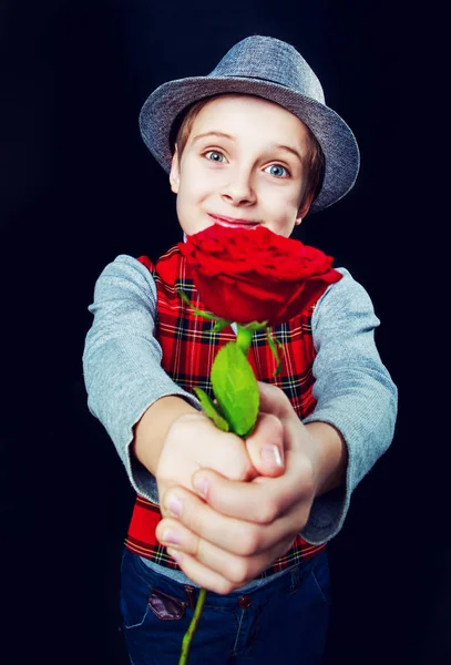 Hansome menino com rosa em suas mãos , — Fotografia de Stock