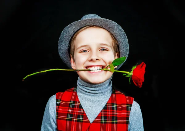 Hansome menino com rosa em seus dentes — Fotografia de Stock