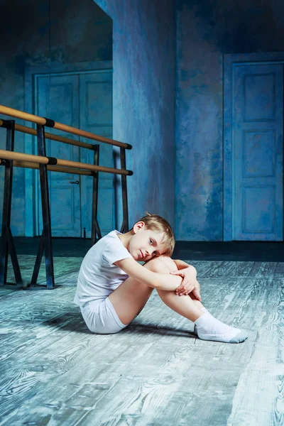 Niño bailarín de ballet en clase de baile — Foto de Stock