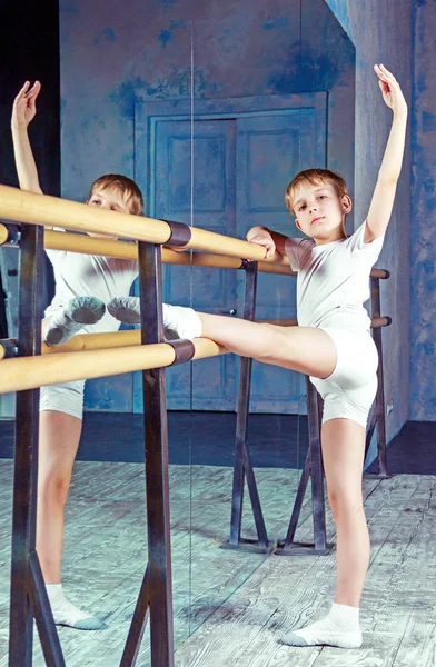 Niño bailarín de ballet haciendo ejercicio en clase de baile —  Fotos de Stock