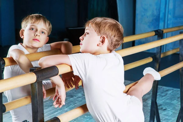 Niño bailarín de ballet haciendo ejercicio —  Fotos de Stock