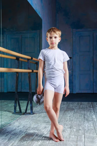 Niño bailarín de ballet posando en clase de baile —  Fotos de Stock