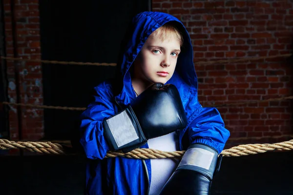 Menino boxer com luvas pretas — Fotografia de Stock