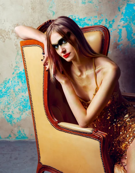Όμορφη ψηλό νεαρή ξανθιά γυναίκα με αφρώδη χρυσές μακιγιάζ — Φωτογραφία Αρχείου