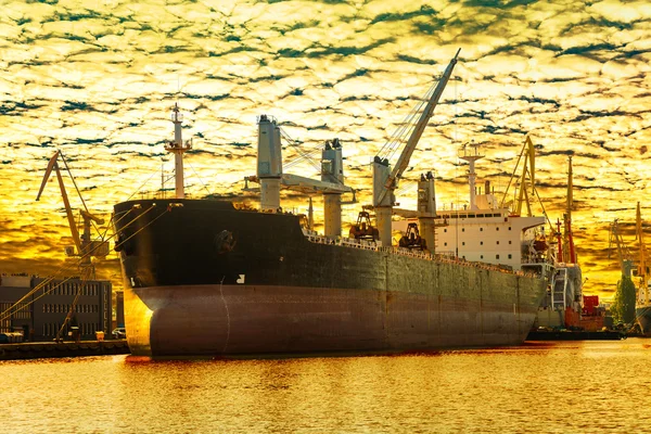 Корабель на заході сонця — стокове фото