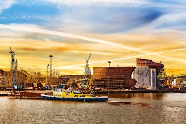 Werft bei Sonnenaufgang — Stockfoto