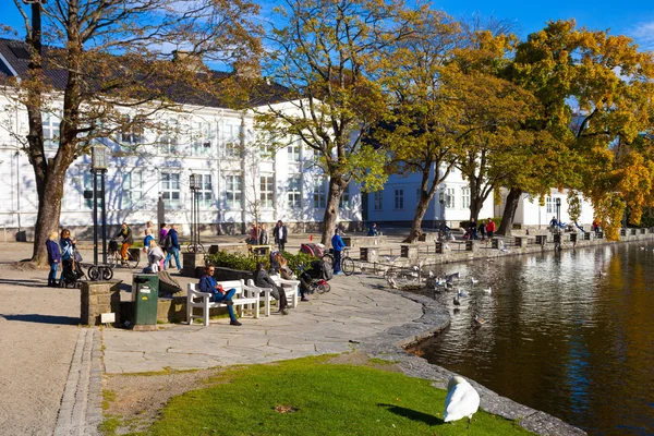 Stadsparken på hösten — Stockfoto