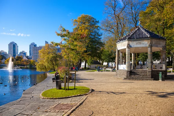 Parque de la ciudad en otoño — Foto de Stock