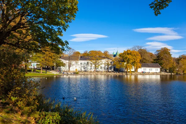 Stadsparken på hösten — Stockfoto