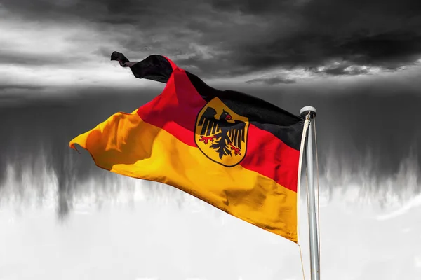 Tyskland flagga på dramatisk himmel — Stockfoto