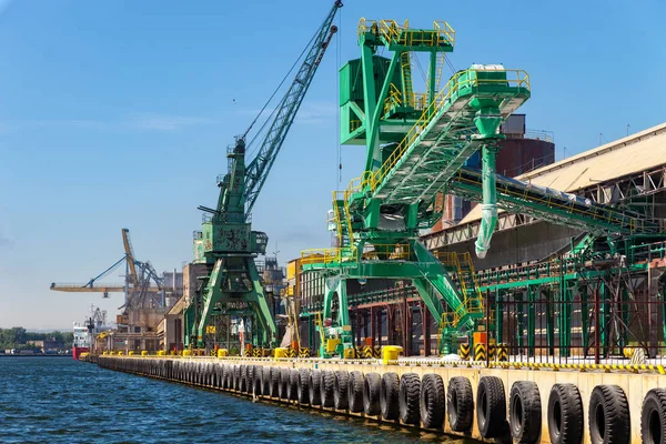 Vrachthaven van de zee in Gdansk, Polen. — Stockfoto