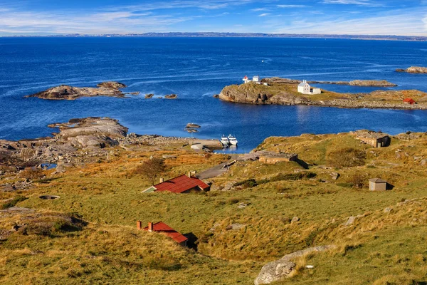 Lighthouse on island — Stock Photo, Image