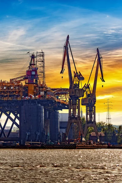 Scheepswerf bij zonsondergang — Stockfoto