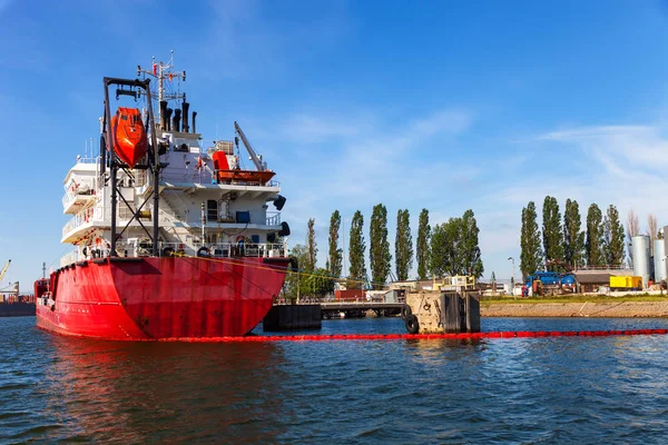 Derrames de petróleo protegidos por navios — Fotografia de Stock