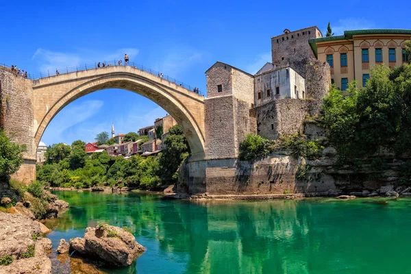 Vecchio ponte di pietra — Foto Stock