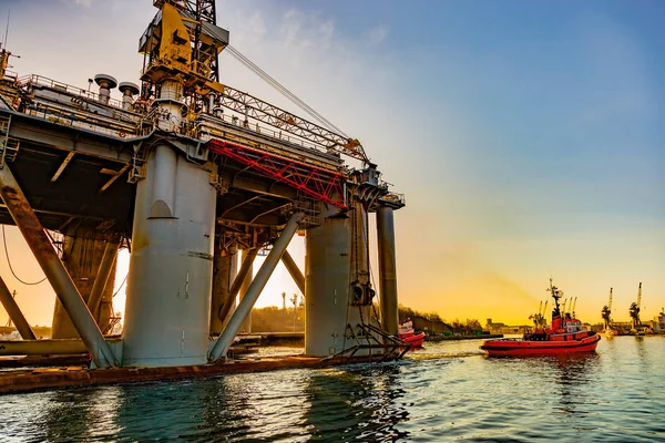 Equipamento de petróleo no porto — Fotografia de Stock