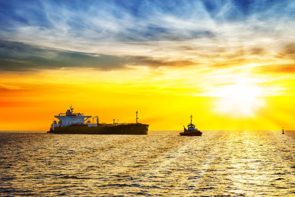 Ship and sunrise — Stock Photo, Image