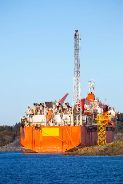 Gespecialiseerde schip in de vorm van de toren — Stockfoto