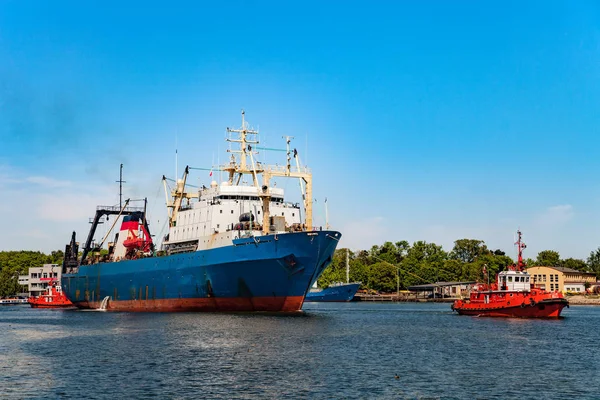 Maneuvers in port — Stock Photo, Image