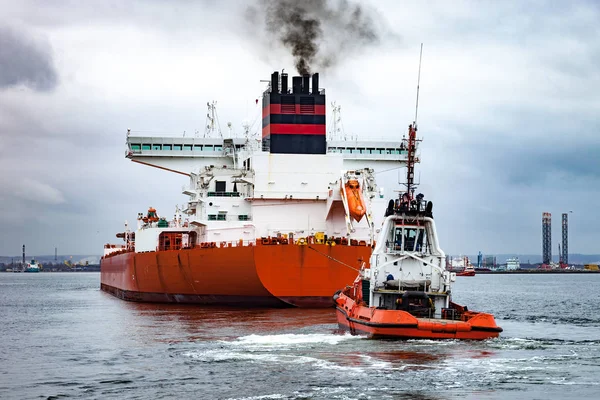 Tugboat towing a ship — Stock Photo, Image